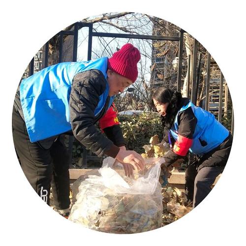 得装走,经过协商,绿色啄木鸟培训师叫上垃圾清运工人,联合治理这堆烂